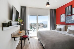 Ropa de cama de alta calidad y caja de seguridad en la habitación 