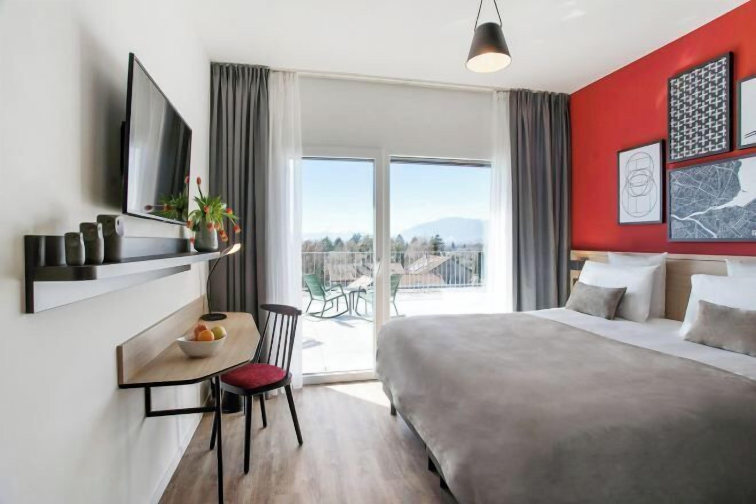 Premium bedding, in-room safe, desk, laptop workspace