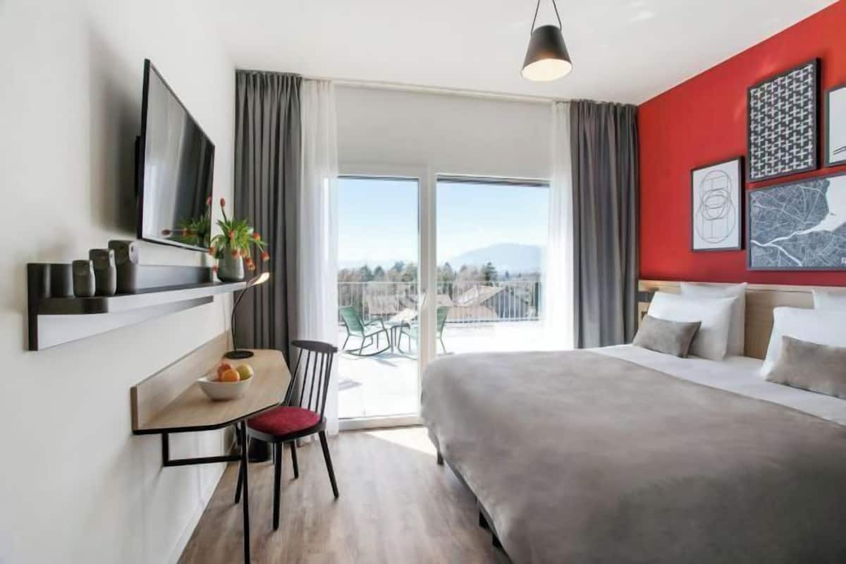 Premium bedding, in-room safe, desk, laptop workspace