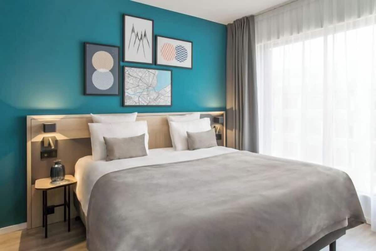 1 bedroom, premium bedding, in-room safe, desk