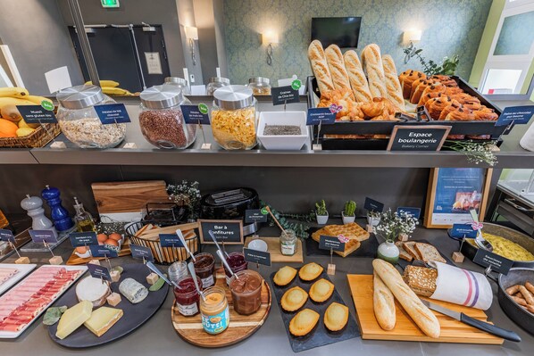 Daily buffet breakfast (CHF 24 per person)