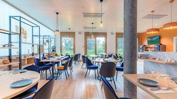 Tägliches Frühstücksbuffet (24 CHF pro Person)