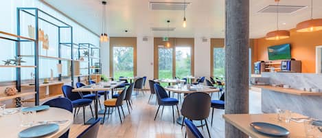 Tägliches Frühstücksbuffet (24 CHF pro Person)