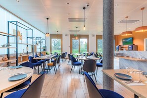 Café da manhã com buffet todos os dias (CHF 24 por pessoa)