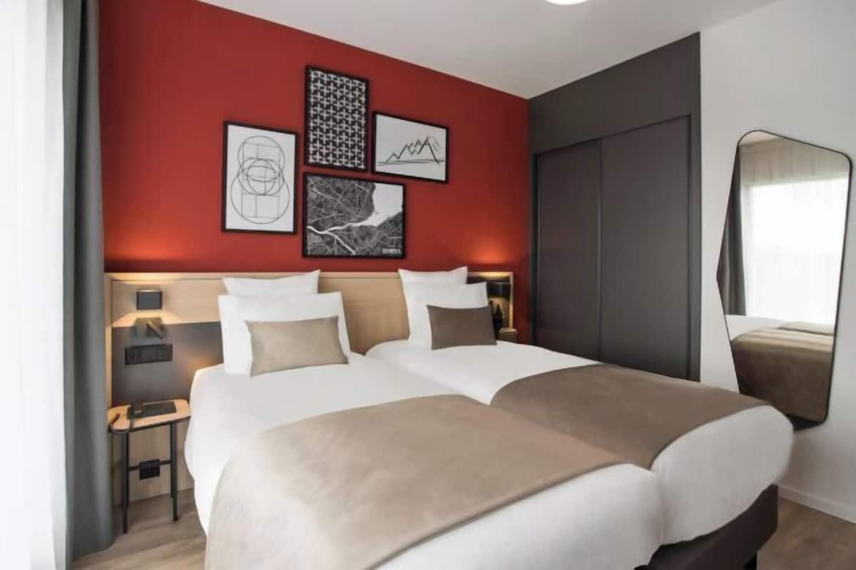 1 bedroom, premium bedding, in-room safe, desk