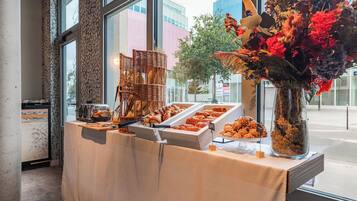 TĂ€gliches FrĂŒhstĂŒcksbuffet (24 CHF pro Person)