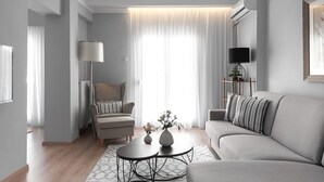 Ein modernes Wohnzimmer mit Sofa, Sesseln und Couchtisch.
