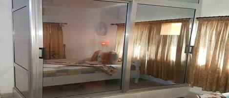 16 habitaciones, tabla de planchar con plancha y wifi gratis