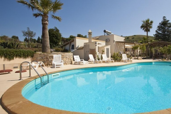 Una piscina al aire libre de temporada
