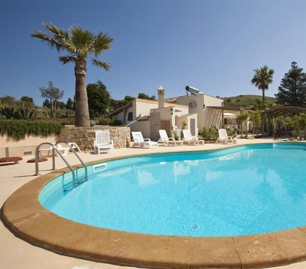 สระว่ายน้ำกลางแจ้งเปิดตามฤด��ูกาล