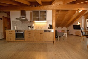 Fridge, microwave, stovetop, dishwasher