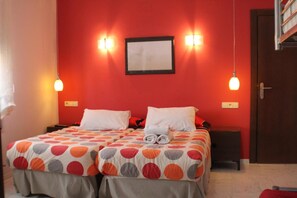 Cortinas blackout, Wi-Fi de cortesia, roupa de cama