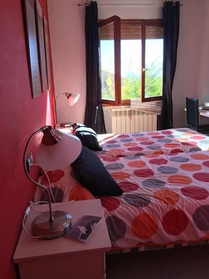 Blackout curtains, free WiFi, bed sheets - Allucant (Gallocanta)