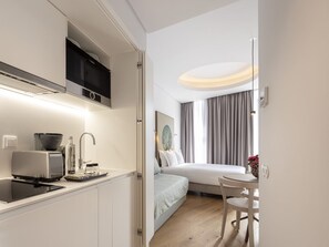 Superior Studio | Private kitchen | Fridge, microwave, stovetop, coffee/tea maker - Lisbon Serviced Apartments Madalena (Lisbon)
