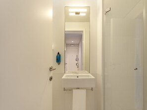 Studio Deluxe | Salle de bain | Douche, sèche-cheveux, serviettes fournies, savon