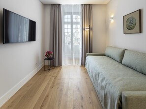Appartement supérieur, 1 chambre | Aire de séjour | Téléviseur à écran plat