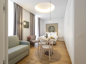 Deluxe-Studio | Hochwertige Bettwaren, Zimmersafe, Bügeleisen/Bügelbrett