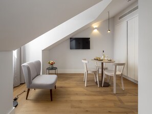 Appartement, 1 chambre | Aire de séjour | Téléviseur à écran plat