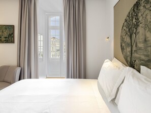 Deluxe Studio | Premium bedding, in-room safe, iron/ironing board