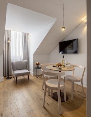 Apartament, 1 dormitori | Sala d'estar | Televisor de pantalla plana