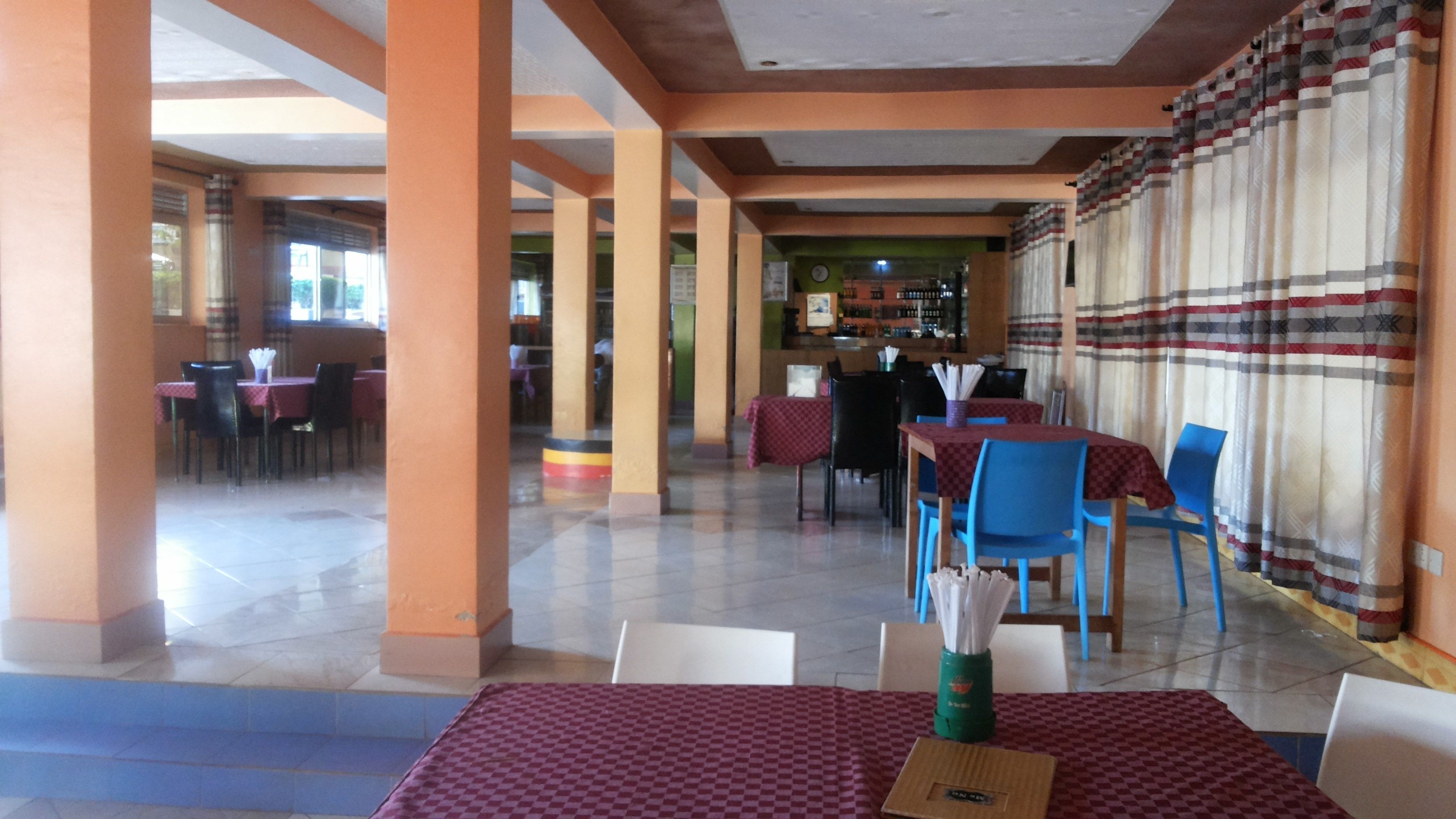 Se sirven desayunos, comidas, cenas y cocina local e internacional 