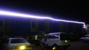 Fachada de la propiedad por la tarde o noche