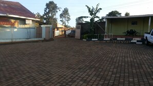 Free self parking - New Highway Hotel (Mityana)