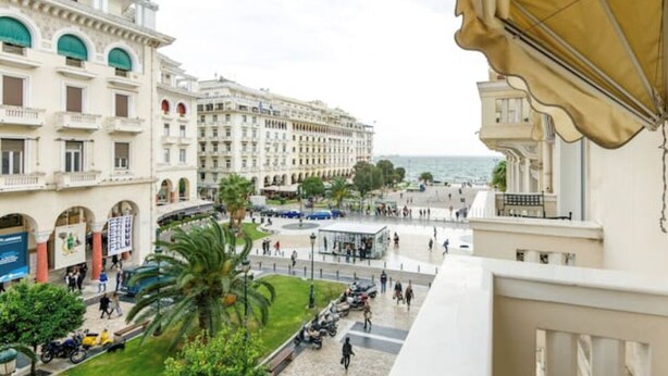 A hotel with multiple floors, a central courtyard, and a view of the sea. - Aristotelous Grand View (Thessaloniki)