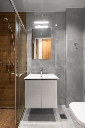 Apartment | Bathroom | Shower, hair dryer, towels, soap - Cozy Living Thessaloniki (Thessaloniki)
