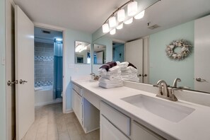 وحدات دش مع أحواض استحمام، مجففات شعر، مناشف، صابون