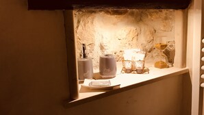 Deluxe Double Room, Balcony | Bathroom amenities | Shower, rainfall showerhead, free toiletries, hair dryer - Luxury Home (L'Aquila)