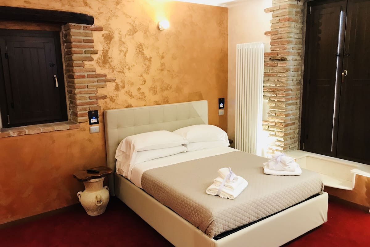 Suite, uitzicht op bergen | Italiaanse Frette-lakens, luxe beddengoed, een minibar, gratis wifi