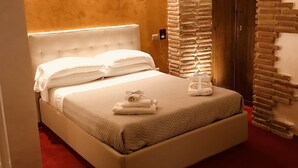 Deluxe Double Room, Balcony | Frette Italian sheets, premium bedding, minibar, WiFi (free) - Luxury Home (L'Aquila)