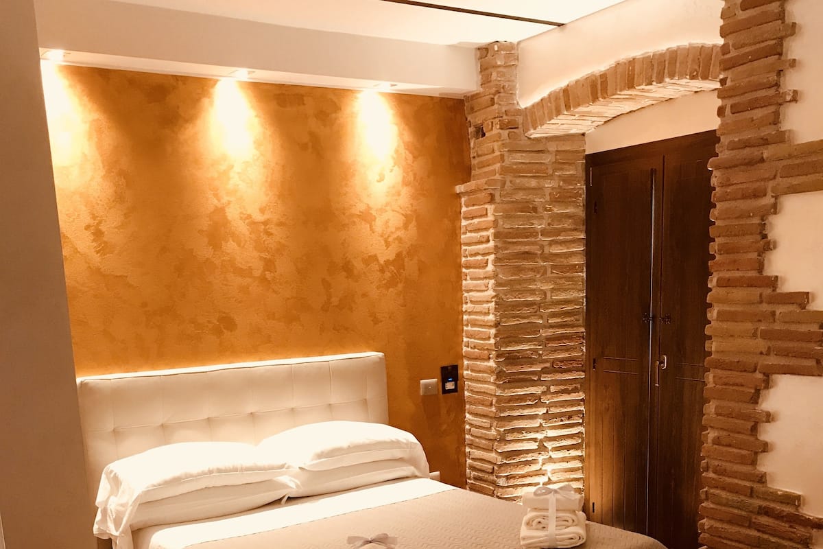 Deluxe tweepersoonskamer, balkon | Italiaanse Frette-lakens, luxe beddengoed, een minibar, gratis wifi