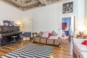 Appartement, 2 chambres | Aire de séjour | Téléviseur à écran plat