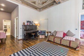 Apartment, 2 Schlafzimmer | Wohnbereich | Flachbildfernseher
