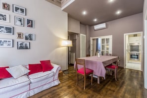 Appartement, 2 chambres | Aire de séjour | Téléviseur à écran plat
