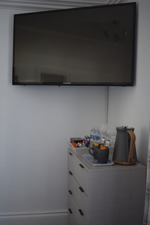 Deluxe Double Room, Ensuite (Willow) | WiFi