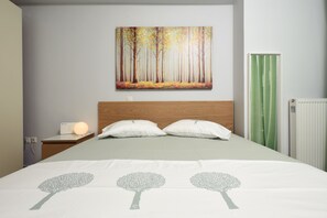 Tabla de planchar con plancha, wifi gratis y ropa de cama 