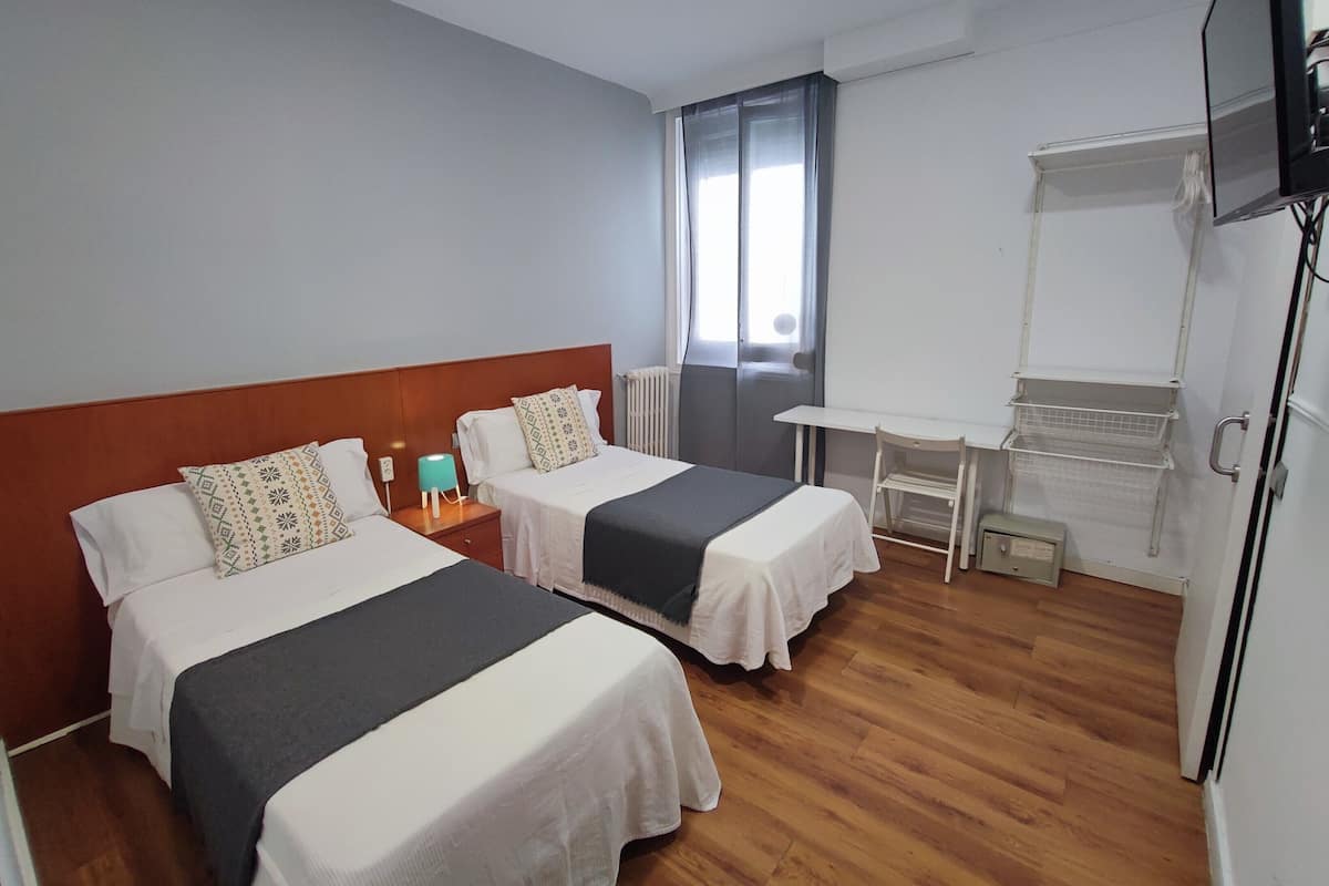 Standaard Twin kamer | Een kluis op de kamer, een bureau, gratis wifi, beddengoed