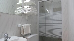 Hair dryer, towels, soap, shampoo - Hostal Cervantes (Madrid)