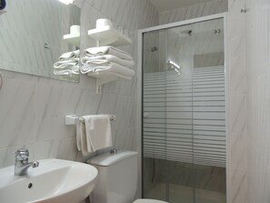 Bathroom - Hostal Cervantes (Madrid)