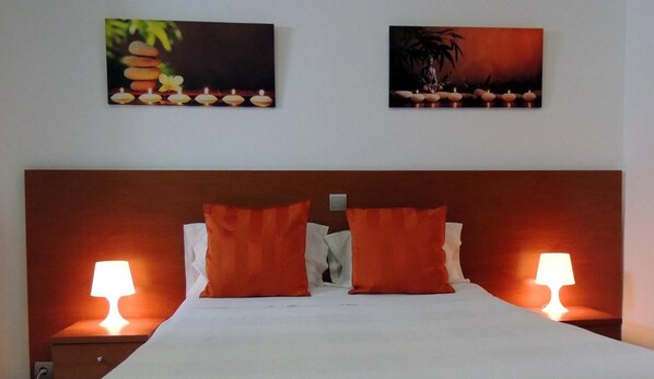 In-room safe, desk, free WiFi, bed sheets - Hostal Cervantes (Madrid)
