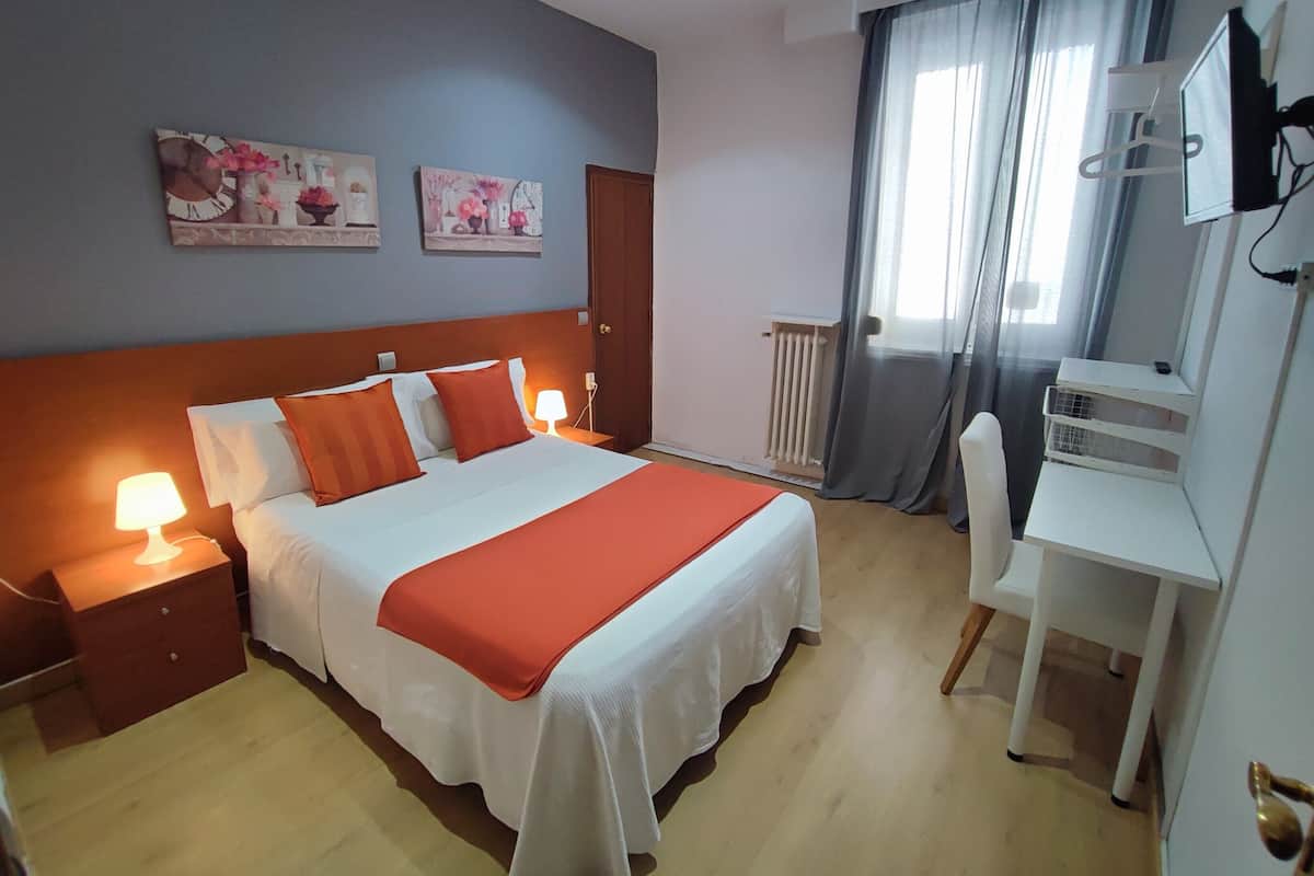 Standaard tweepersoonskamer | Een kluis op de kamer, een bureau, gratis wifi, beddengoed