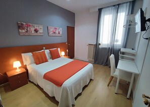 Standard Double Room | In-room safe, desk, free WiFi, bed sheets - Hostal Cervantes (Madrid)
