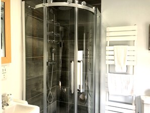 Combined shower/tub, hair dryer, bathrobes, towels