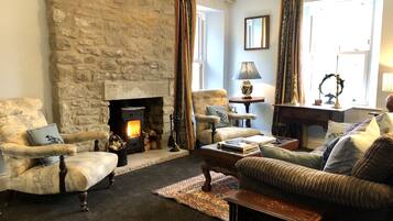 Télévision, lecteur de DVD, baby-foot, livres