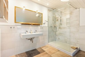 Apartment | Bathroom | Shower, hair dryer, towels, soap - Ferienwohnungen Marienblick (Berchtesgaden)