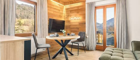 Apartment, 1 Bedroom, Mountain View (Ferienwohnung 2) | Individually furnished, blackout drapes, free cribs/infant beds