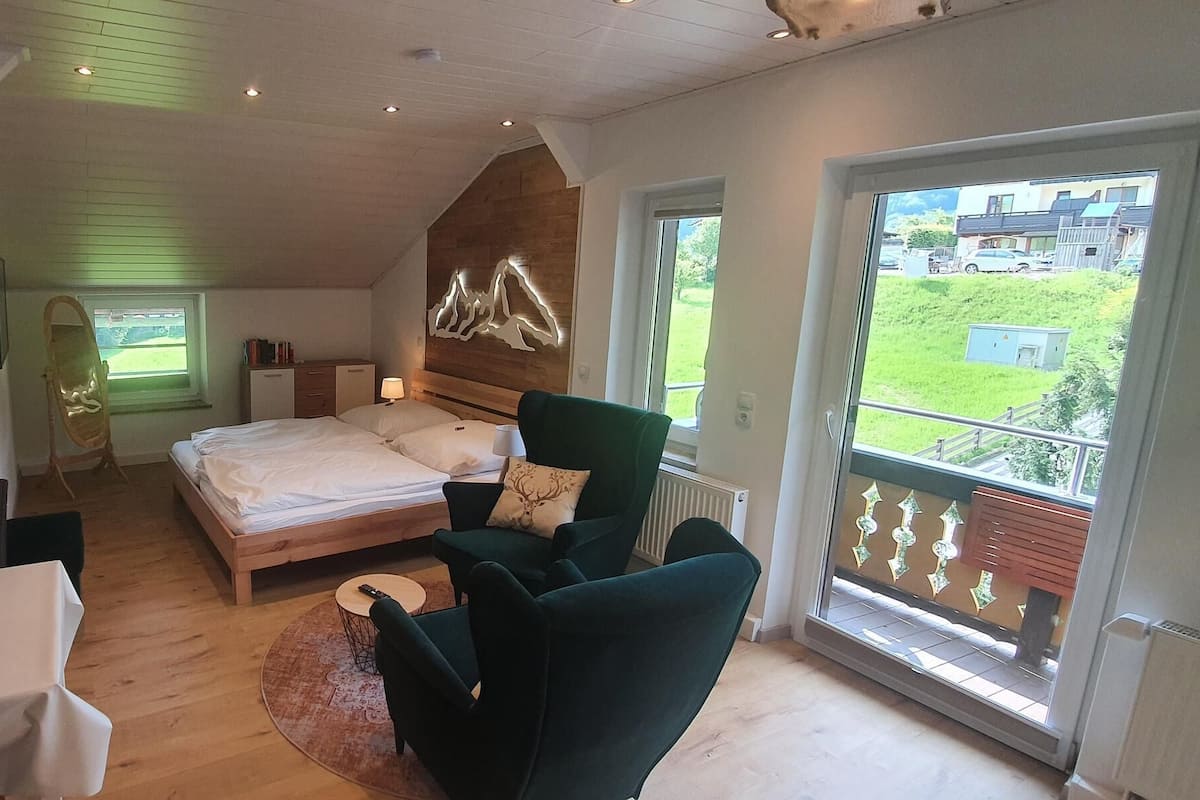 Monolocale | 2 camere, con arredamento individuale, tende oscuranti